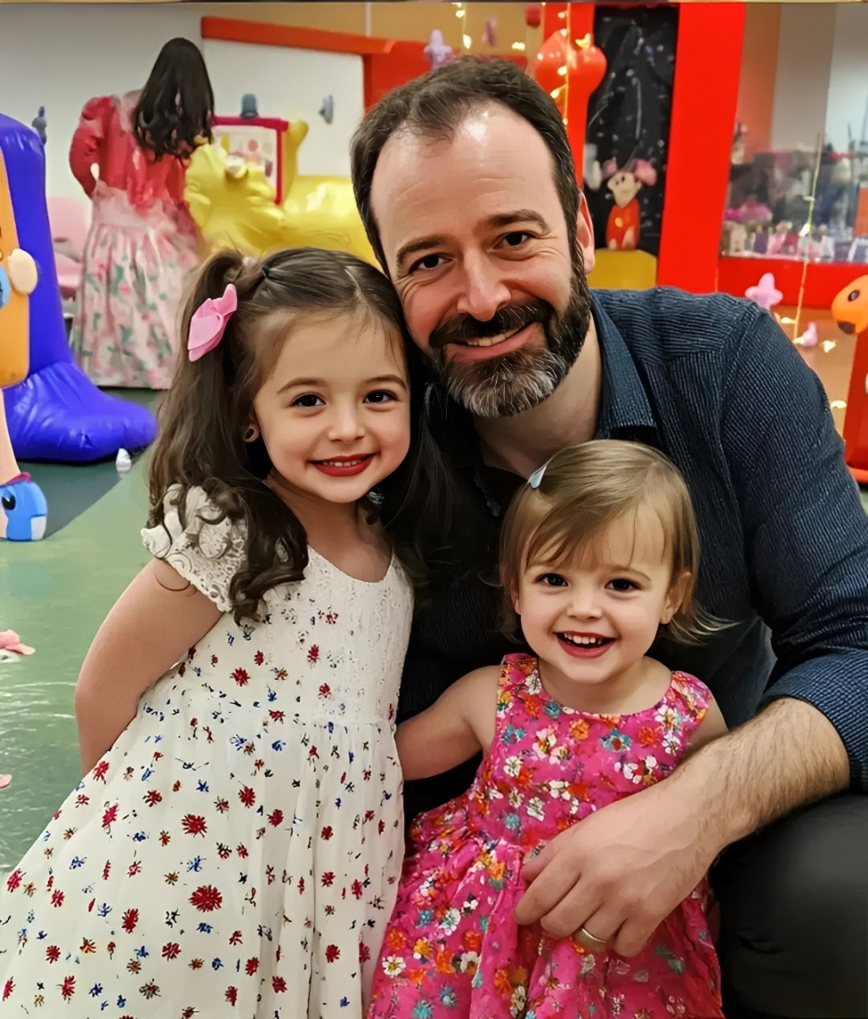 MEINE FRAU HAT UNS NACH 10 JAHREN MIT ZWEI KLEINEN KINDERN FÜR EINEN REICHEN MANN VERLASSEN – ZWEI JAHRE SPÄTER TRAF ICH SIE WIEDER UND ES WAR WIRKLICH POETISCHE GERECHTIGKEIT