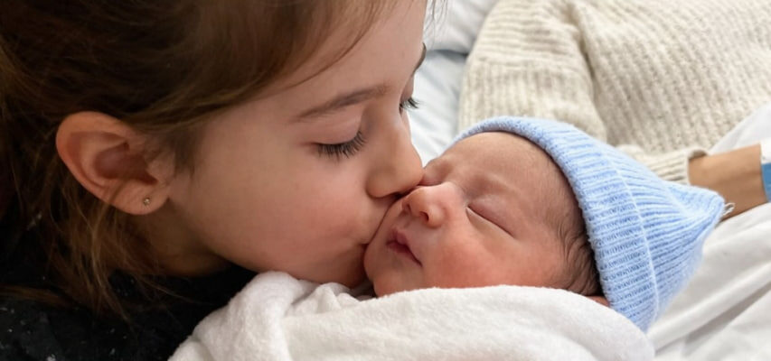 „Jetzt muss ich nicht mehr allein mit ihnen sein“, flüsterte meine fünfjährige Tochter, während sie ihre neugeborene Schwester hielt – ein einziger Satz, der die Wahrheit über meine Ehe enthüllte und mich dazu brachte, meine Töchter zu schützen und zu gehen.