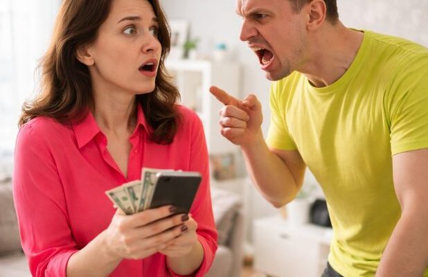 Gib Geld für ein Geschenk für meine Schwester, — mein Mann erfuhr, dass ich eine Prämie bekommen hatte.