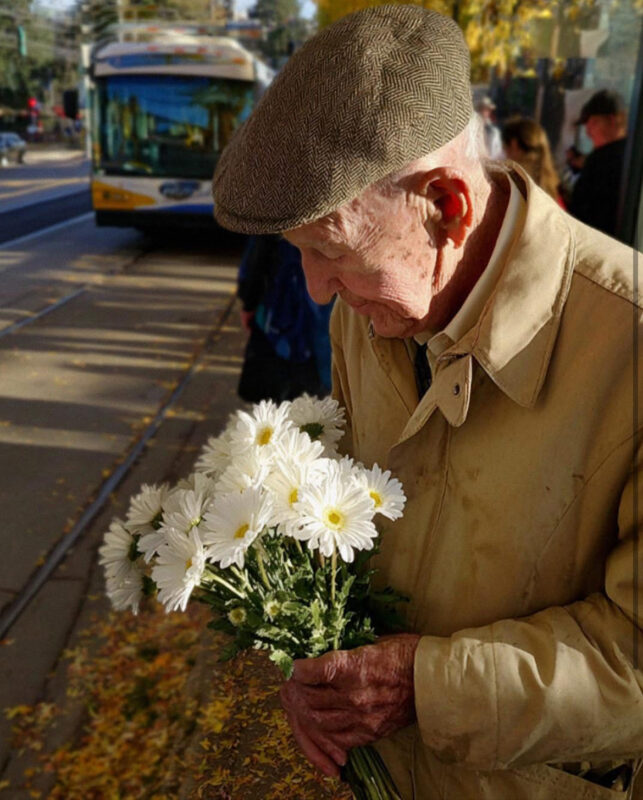 Ich habe das Busfahrgeld eines alten Mannes bezahlt — Am nächsten Tag änderte sich alles