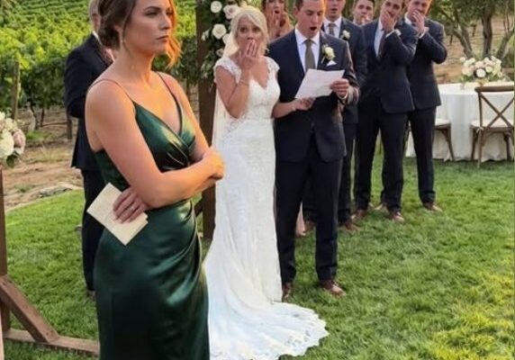 Er hat mich auf die schlimmste Weise verraten — indem er meine eigene Mutter geheiratet hat. Alle sagten mir, ich solle weitermachen. Ich bin bei ihrer Hochzeit aufgetaucht, und als sie sagte: „Ich will“, war mein Plan bereits abgeschlossen.