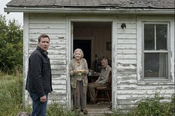 Po 20 latach pracy daleko od domu, syn wrócił bez ostrzeżenia-i zamarł, gdy zobaczył, jak jego rodzice po cichu dzielą przeterminowaną puszkę zupy tylko po to, by przetrwać każdy dzień