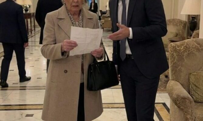 Meine Kinder haben mich zum ersten Mal in ein luxuriöses Fünf-Sterne-Hotel in New York mitgenommen. Wir blieben das ganze Wochenende, und als wir auscheckten, lächelte mein Sohn und sagte: «Danke für alles, Mama», und ließ mich auf eine Rechnung starren, die ich nie bezahlen konnte.