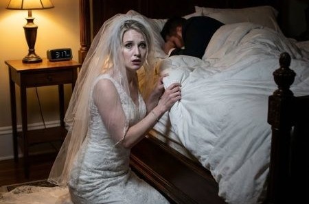 Ho sfidato lo sposo a sposarmi per 20.000 dollari: la sua famiglia ha accettato subito. Ma quando ho sollevato la coperta la prima notte di nozze, ho capito perché non avevano esitato.