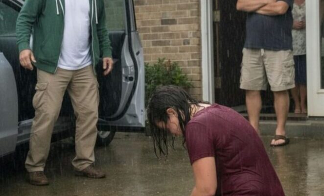 Ich fand meine Tochter im Regen auf den Knien, während ihr Mann es «Korrektur» nannte — Gelächter erfüllte das Haus, Also trug ich sie hinein und sagte fünf Worte, die ihre Kraft erschütterten