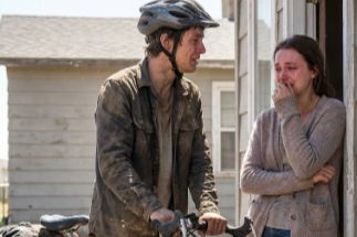 Percorse più di 1.000 km solo per vedere sua sorella, convinto che stesse bene, ma gli bastò uno sguardo alla sua vita per fargli venire le lacrime agli occhi.