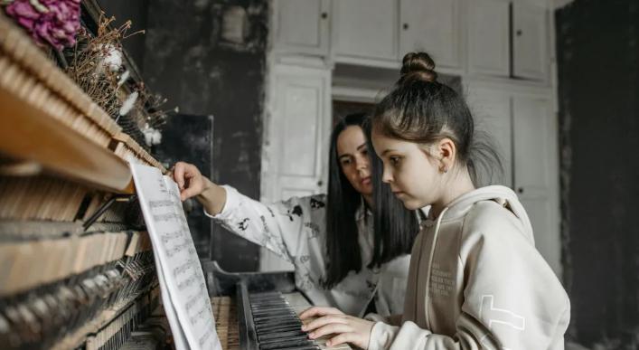 La mia matrigna ha venduto di nascosto il pianoforte che avevo ereditato dalla mia defunta madre per “eliminare ogni ricordo” – ma il karma le ha restituito tutto con gli interessi.