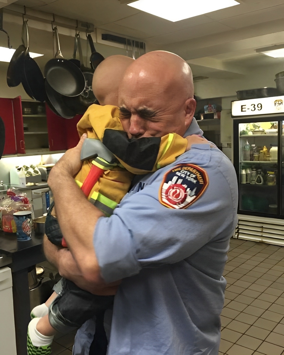 Als alleinerziehende Mutter, die in einem Diner arbeitet, verlor ich plötzlich meinen Sohn aus den Augen – was er zu einem Feuerwehrmann sagte, rührte uns alle zutiefst.