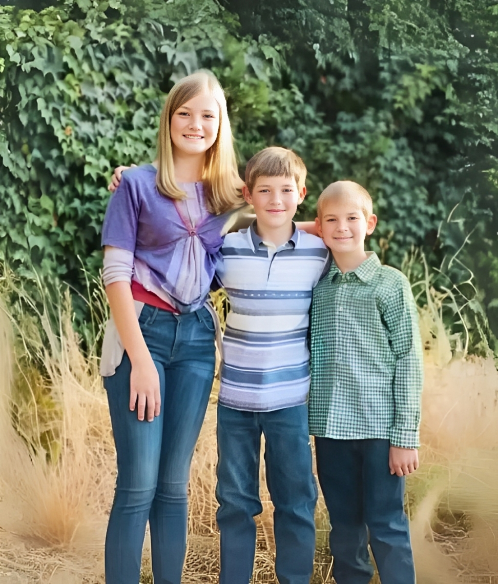 Mit 15 Jahren ließen mich meine Eltern zusammen mit meinen jüngeren Geschwistern zurück. Jahre später tauchten sie plötzlich, lächelnd, vor meiner Tür auf.