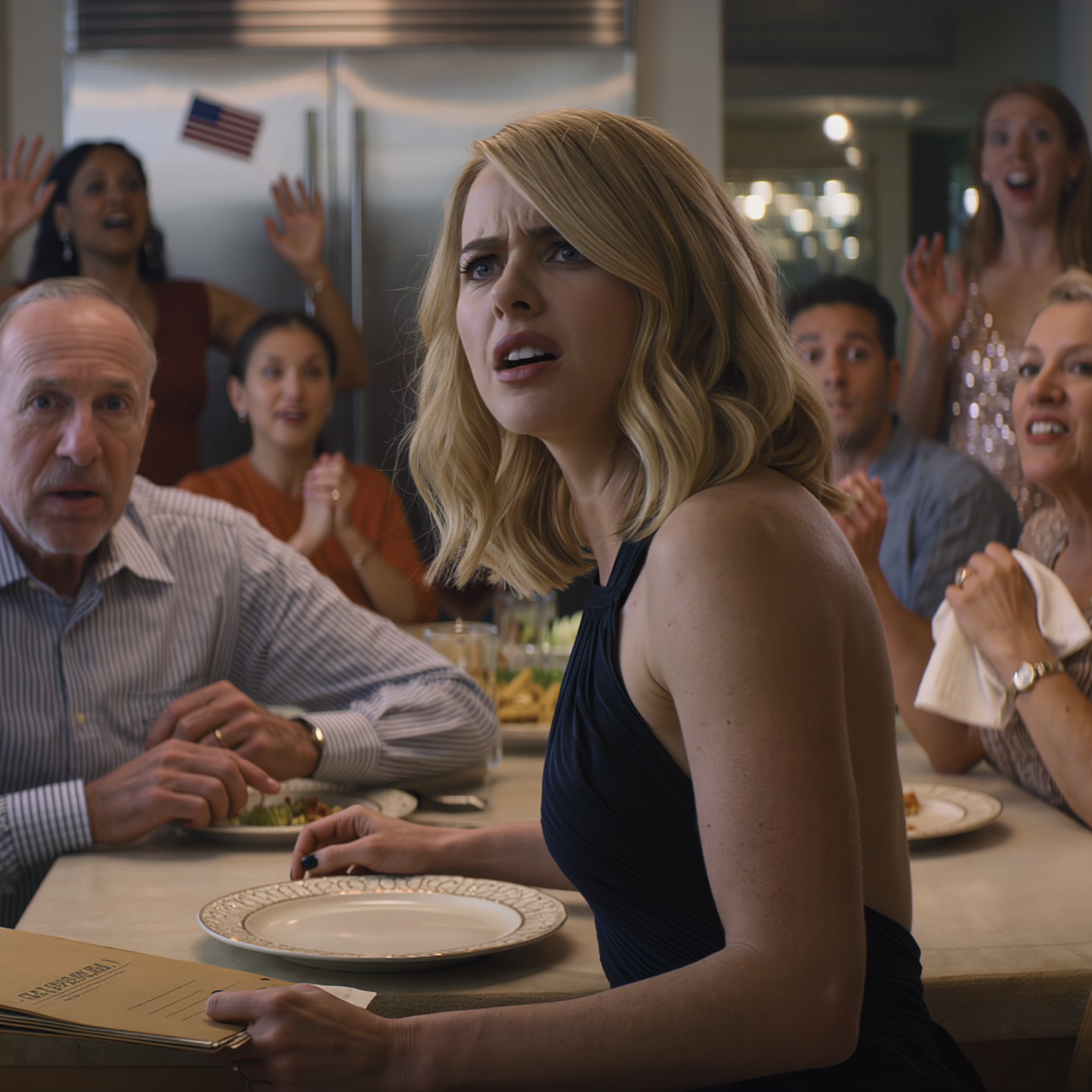 A húgom boldogan dicsekedett a hálaadásnapi vacsora közepén, hogy a szüleink rá írják a házat, a rokonok tapsoltak és gratuláltak az „aranygyereknek”, miközben rám mutogattak: „Semmit sem kap” – nyugodtan feltettem apámnak egy kérdést, a kezében lévő villa leesett, és a húgom elsápadt: „Miről… beszélsz?”