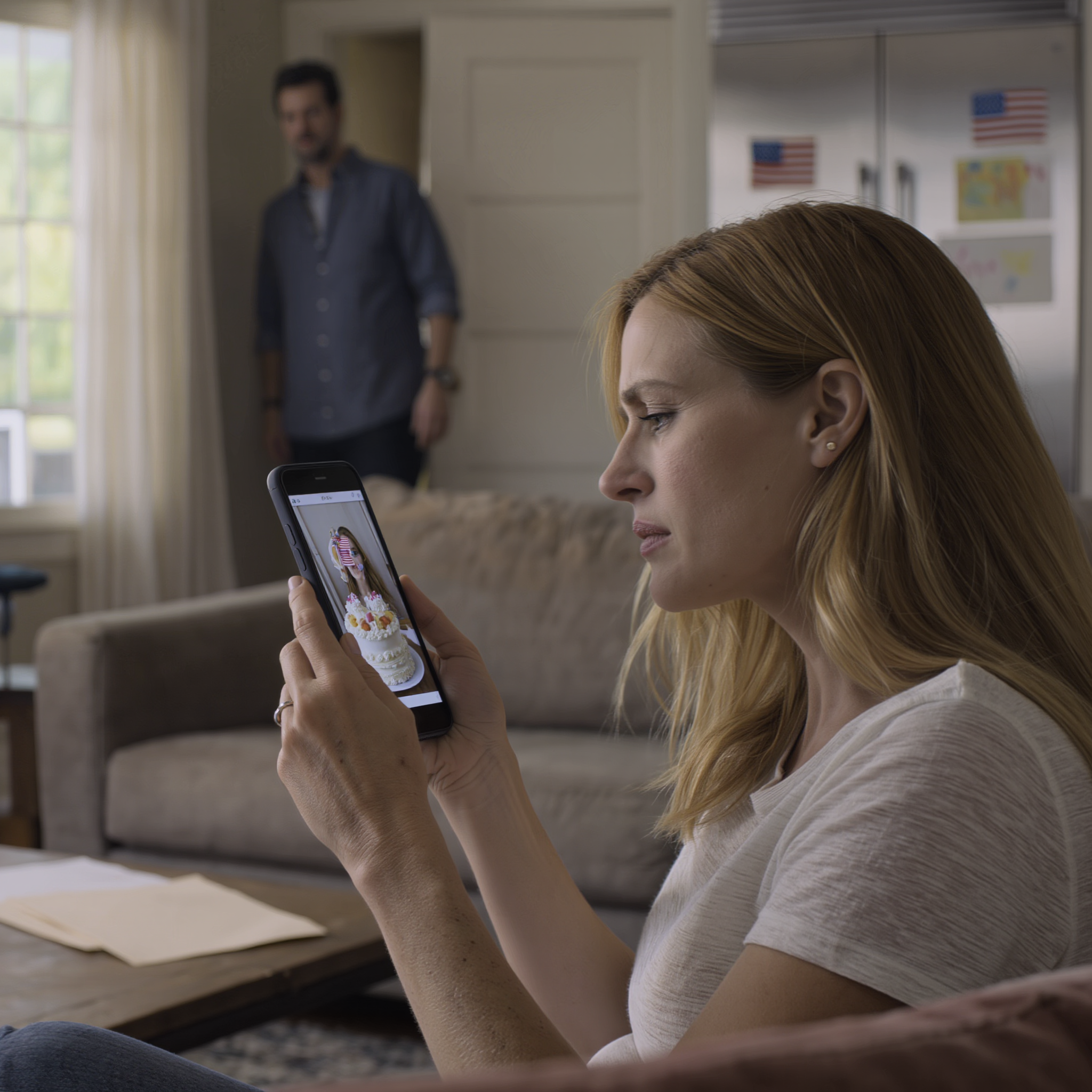 A lányom 8. születésnapjára a meghívón az állt, hogy „csak családnak”. A húgom titokban hozzátette: „az örökbefogadott gyerekek nem számítanak”. Ötven rokon ette meg a lányom nevére írt tortát anélkül, hogy egy sem kérdezte volna meg, hol van. Nem sírtam; csak felvettem a telefont és felhívtam – három nappal később egy egyszerű fehér boríték, feladási cím nélkül, lerántotta a „klán királynőjét” a trónjáról.