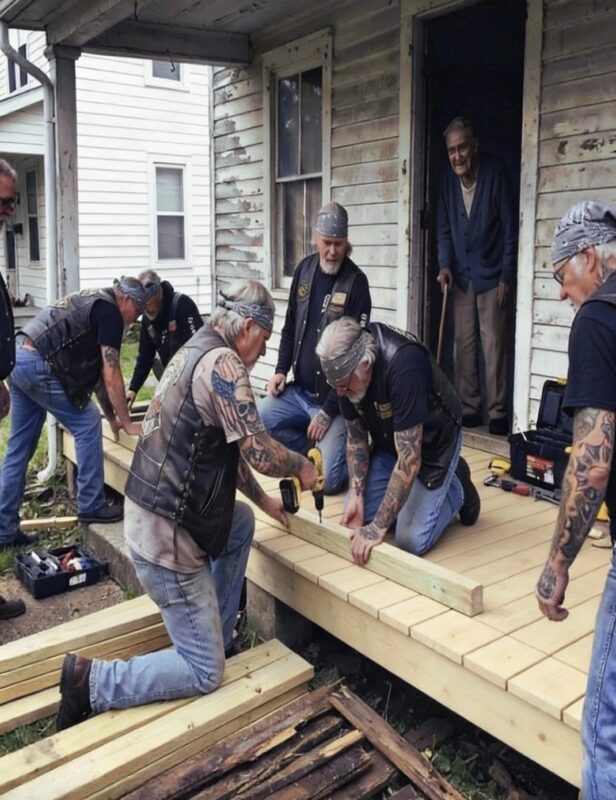 J’ai regardé des motards reconstruire le porche de mon voisin âgé après le décès de sa famille.