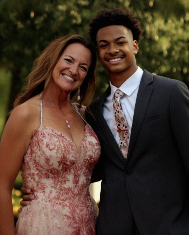 Ma mère a découvert qu’elle était enceinte de moi alors qu’elle était encore au lycée. Mon père biologique a disparu le jour même où elle le lui a annoncé. Aucun appel. Aucune aide. Rien.