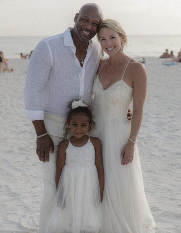 Je me suis remarié après le décès de ma femme — un jour, ma fille m’a dit : « Papa, la jeune maman est différente quand tu n’es plus là. »