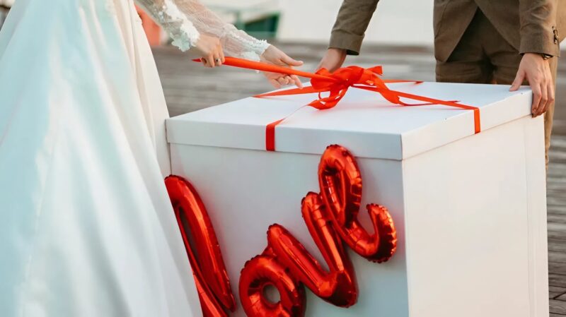 Am Tag unserer Hochzeit erhielten wir ein Geschenk von meiner Schwiegermutter, und das zerstörte unsere Ehe, bevor sie überhaupt begann