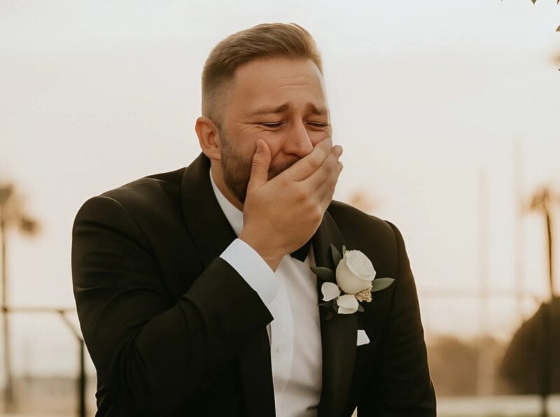 Durante il matrimonio, mentre la sposa camminava lungo la navata, lo sposo sentì degli strani sussurri, si voltò di colpo, li vide e all’improvviso cominciò a piangere.