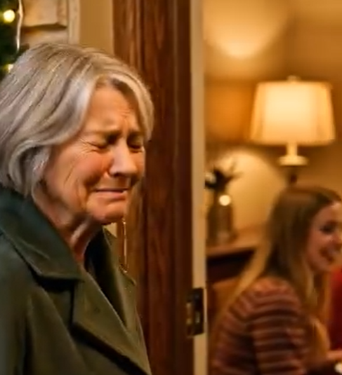 クリスマスディナーの時、娘がドアを開けて、呆れたように目を回し、「ここにいてほしいわけじゃない」と言いました。私は車に戻り、屈辱を噛み締めました。ところが10分後、誰かがまるで命がけのごとく私の名前を叫んだのです。再び店内に入ると、テーブルは静まり返っていました…そして、私を締め出した本当の理由は、私が誰の目にも明らかな場所に座っていることだったのです。